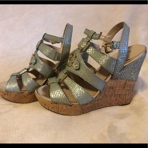 Strapped Guess Wedge Size 6